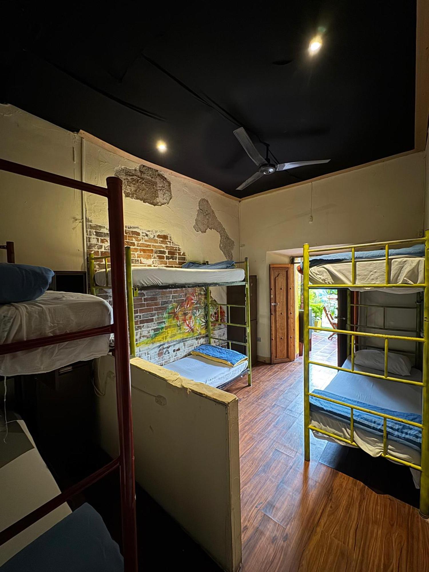 Volko Party Hostel Antigua Ngoại thất bức ảnh